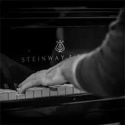 Samuel Liégeon joue sur un piano Steinway & Sons
